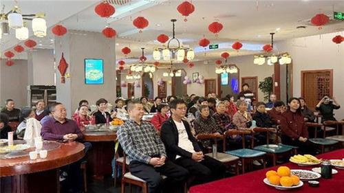 宣汉县人民医院刘洪一行前往成都举办退休职工座谈会暨新年团拜会