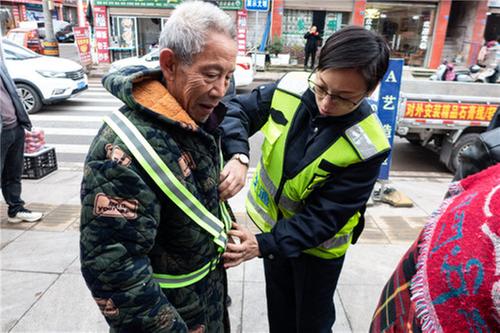 简阳市：“小背带”呵护夜行老年人