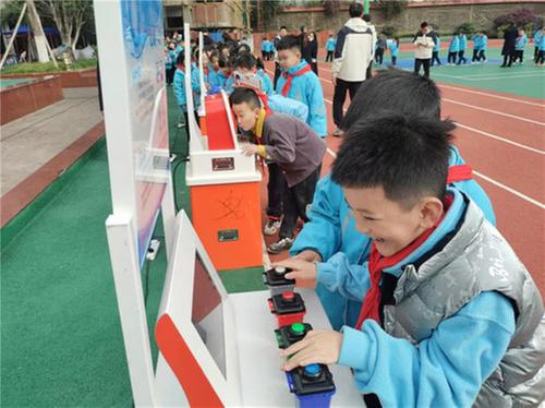 南充科技馆开展“智慧科普 点亮乡村”科普大篷车进校园活动