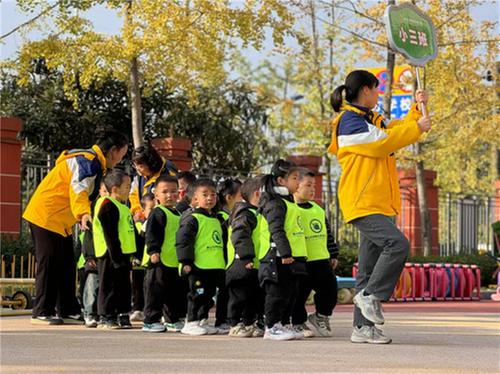 眉山天府新区青龙幼儿园“乐享运动，健康成长”早操展评活动