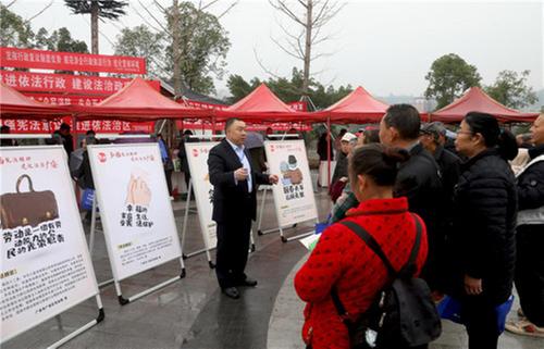 广安区：部门联动开展“宪法宣传周”集中宣传