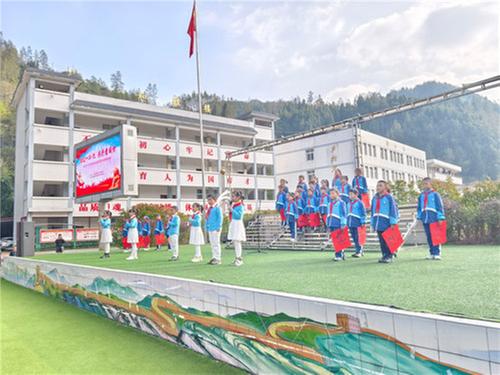 南江县坪河镇九义校举行“铭记一二•九 共抒爱国情”诗词朗诵活动