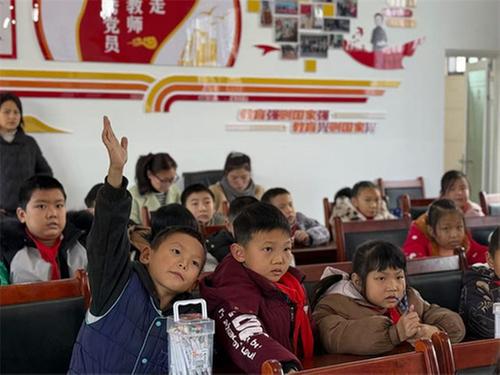 青神：阅读进乡村 书香润童心