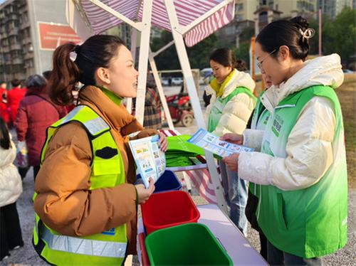 简阳交管“赶集”，宣传劝导入闹市