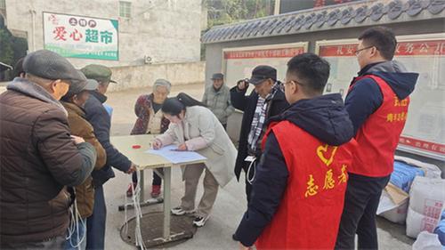 武胜县礼安镇：冬日送暖 爱心加“被”