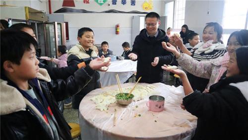 南江县桥亭镇九义校开展包饺子劳动实践活动