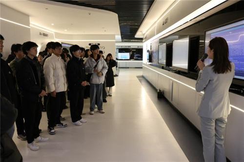 四川城市职业学院学生探访科大讯飞，开展AI+体验感知行活动