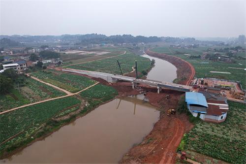 四川内江：旱地坝大桥顺利合龙