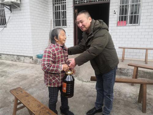 杨其兵：爱心温暖困难家庭