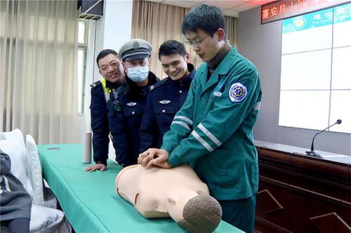 蓬安县：急救培训 提升交警应急救护能力