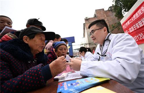 内江东兴区：“冬送健康”惠民生