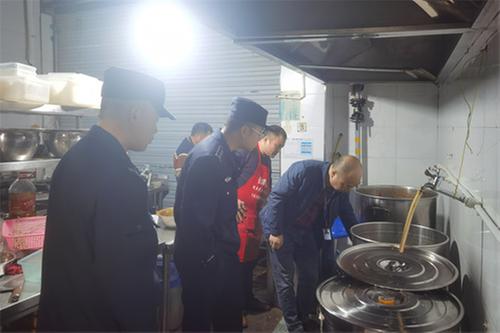 岳池县聚焦重点餐饮织牢节前食品安全“防护网”