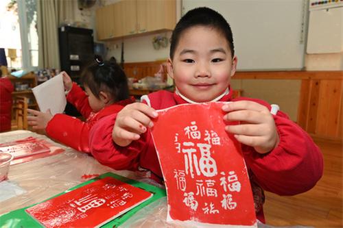 内江：萌娃欢乐迎新年