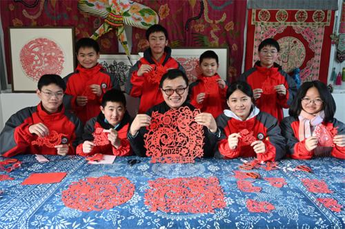 内江：巧手剪纸迎新年