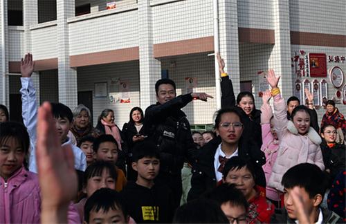 东兴区：“川渝同心”共迎新