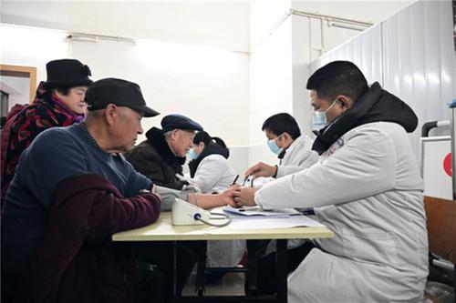 内江市东兴区：守护夕阳红 健康绘春图