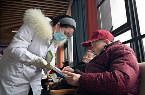 内江市东兴区：寒冬时节 家庭医生来敲门