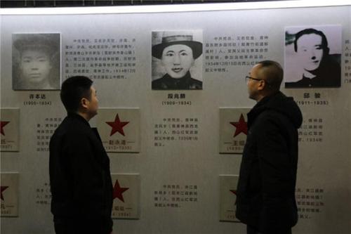 青神：捐物以续英雄志 英烈后代捐赠革命文物