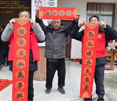 武胜县万善镇开展迎新春送春联活动