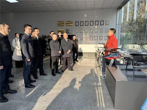 四川洪雅：无人机快递进村首飞成功