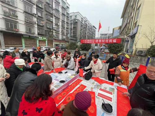 枣山街道马石梯社区开展“写春联送春联送祝福”文明实践活动
