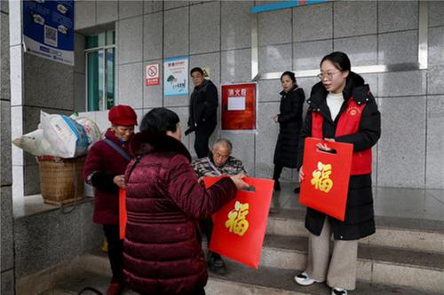 广安：志愿服务温暖返乡人员回家路