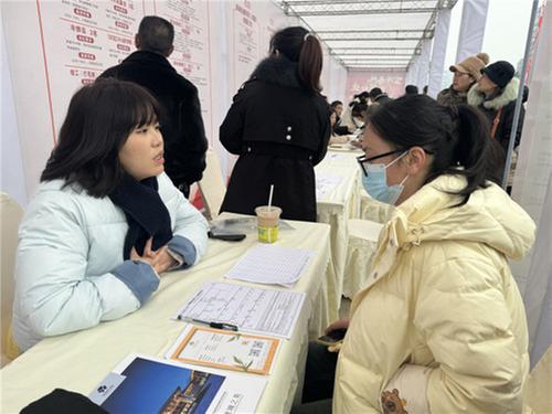 万余个岗位！简阳举办2025年“空港春风 回简就业”暨就业援助月专场招聘会