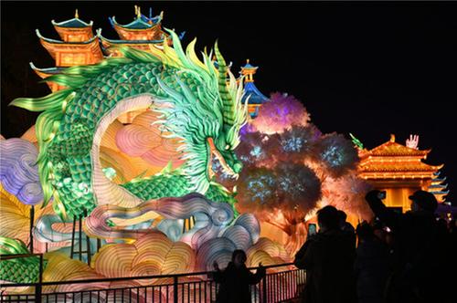 自贡：璀璨灯会醉游人