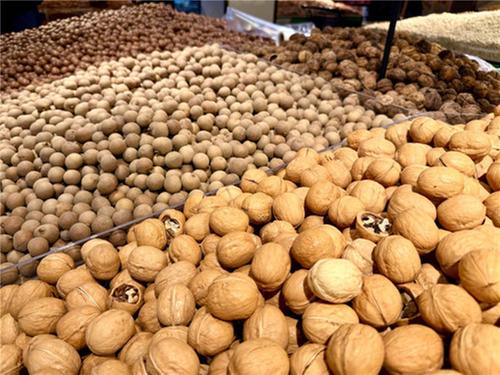 眉山洪雅：新春欢乐不打烊 年味浓浓备货忙