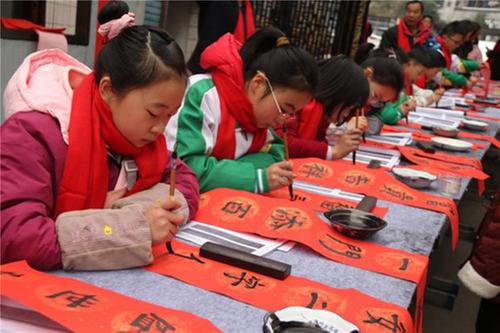 通江县铁佛小学开展写春联送祝福主题党日活动