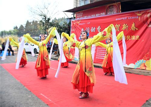 内江东兴区：戏剧惠民迎新春