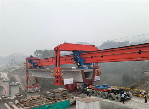 成达万铁路16标首榀箱梁成功架设