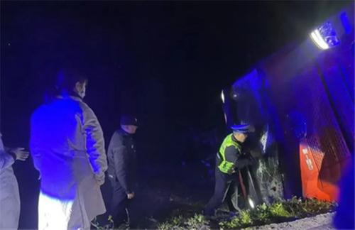 大货车侧翻，司机被困……眉山天府公安“警”急救援