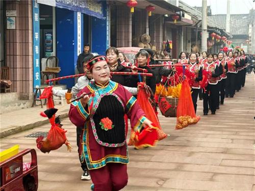 青神：古镇巡游年味浓  欢欢喜喜迎新年