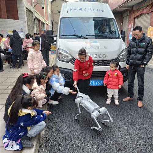 武胜县：科普大篷车点亮留守儿童科技梦