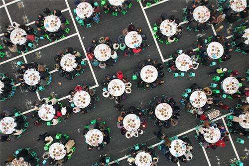 四川内江：400余名返乡农民工共享“坝坝宴”