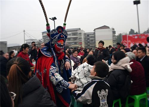 内江东兴区：同吃坝坝宴 热闹迎新春
