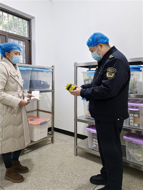 东坡区市场监管局：筑牢食品安全防线，守护师生“舌尖上的安全”