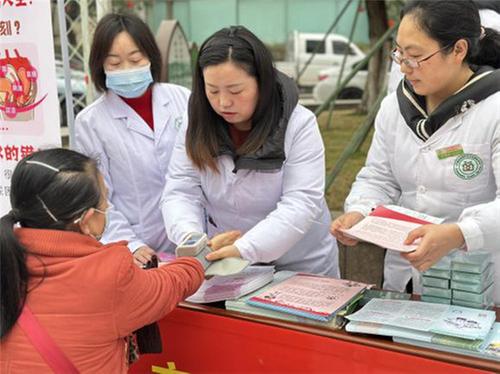 什邡市雍城社区卫生服务中心招聘现场送健康