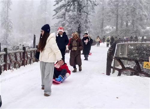 洪雅：瓦屋山景区成为游客赏雪景打卡地