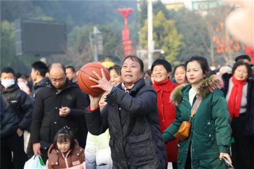 瑞蛇迎春逛游园 多彩民俗喜乐浓