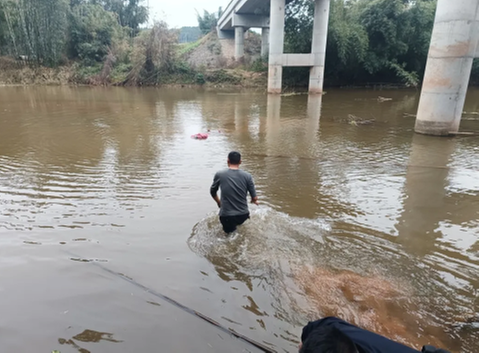 眉山天府公安：“警”急救援！他跳入冰冷河中救起七旬老人