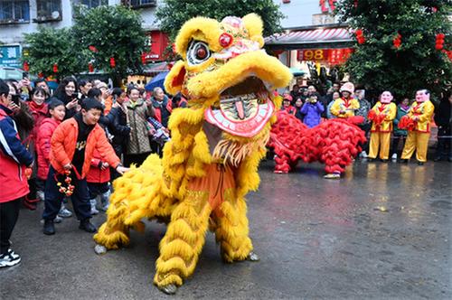 内江：民俗“踩街”闹新春
