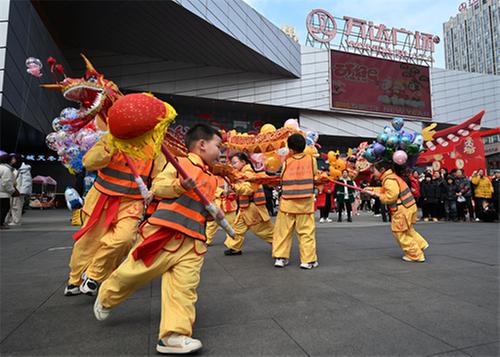 内江东兴区：萌娃当街舞龙闹新春迎元宵