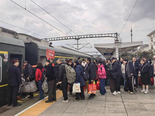 邻水县：“春风行动”助力农民工温暖返岗