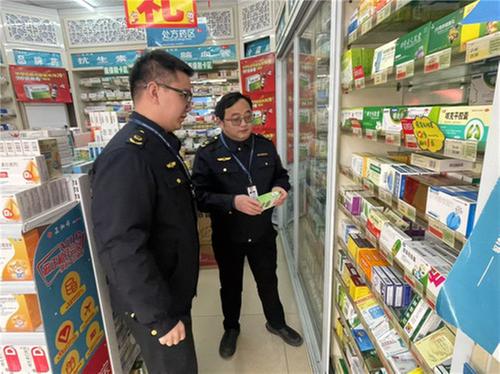 邻水县九龙市场监管所迅速查处药店销售过期药品案