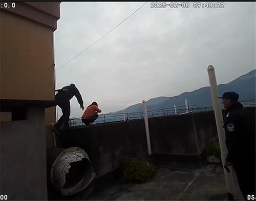 女子楼顶欲跳楼轻生 华蓥公安紧急救援！