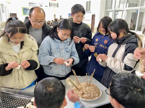 南江县八庙镇初级中学师生举办“欢乐元宵，饺香四溢”活动