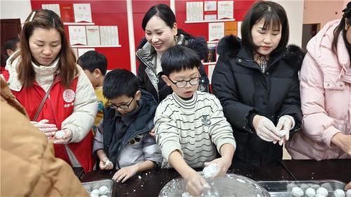 邻水县：包元宵 做花灯 共庆传统佳节