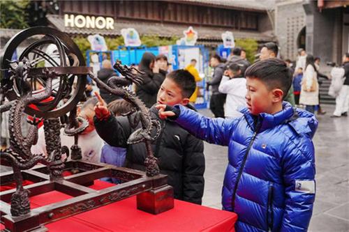 “首届青少年科普视听大会”主题快闪活动在成都举行